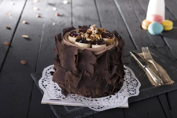 Tahta Masadaki Tatlı Çikolatalı Pasta Manzarasını Kapat Koyu Siyah Ahşap — Stok fotoğraf