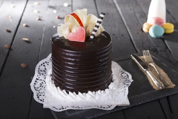 Tahta Masadaki Tatlı Çikolatalı Pasta Manzarasını Kapat Siyah Çikolata Kaplı — Stok fotoğraf