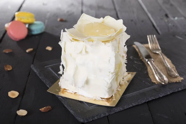 Vue Rapprochée Gâteau Festif Sucré Sur Une Table Bois Petit — Photo