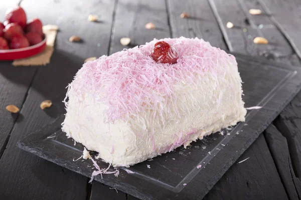 Tahta Masadaki Çilekli Tatlı Pasta Manzarasını Kapat Beyaz Pembe Rendelenmiş — Stok fotoğraf