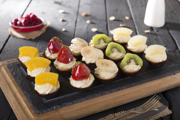 Vue Rapprochée Des Desserts Sucrés Aux Fruits Sur Table Bois — Photo