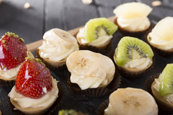 Tahta Masada Meyveli Meyveli Tatlı Gurme Tatlılarının Yakın Plan Görüntüsü — Stok fotoğraf
