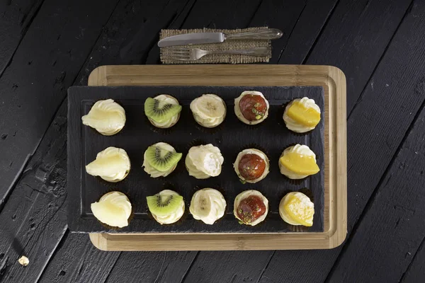Ovanifrån Söta Gourmet Desserter Med Frukt Träbord Färska Små Cupcakes — Stockfoto
