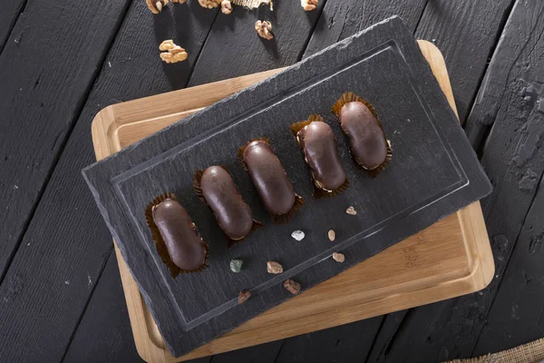 Vue Dessus Délicieux Gâteaux Chocolat Sur Une Table Bois — Photo