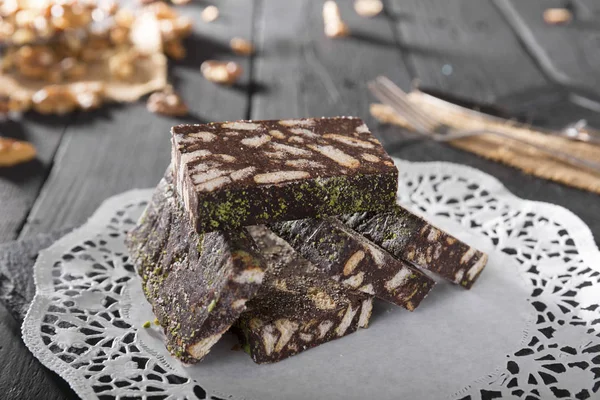 Close Uitzicht Van Smakelijke Gesneden Zelfgemaakte Dessert Houten Tafel — Stockfoto