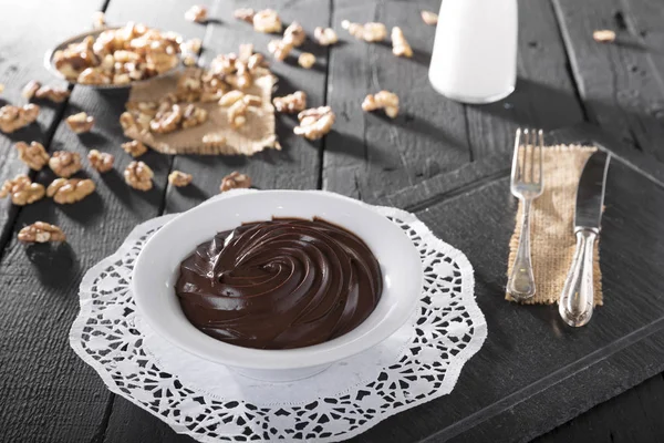 Vue Rapprochée Délicieuse Mousse Chocolat Aux Noix Lait Sur Une — Photo