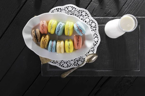 Vista Superior Macarons Coloridos Doces Jarro Vidro Com Leite Mesa — Fotografia de Stock