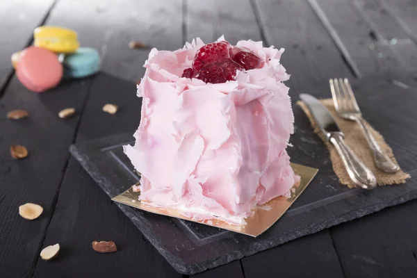 Vue Rapprochée Gâteau Festif Sucré Aux Framboises Sur Table Bois Image En Vente