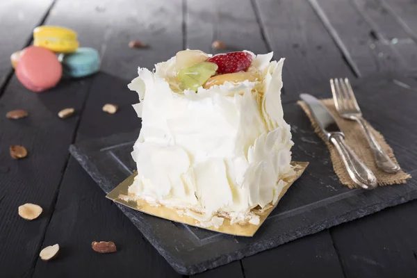 Vue Rapprochée Gâteau Festif Sucré Sur Une Table Bois Gâteau Photo De Stock