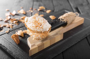 ahşap masada kepçe lezzetli dondurma yakın çekim görünümü