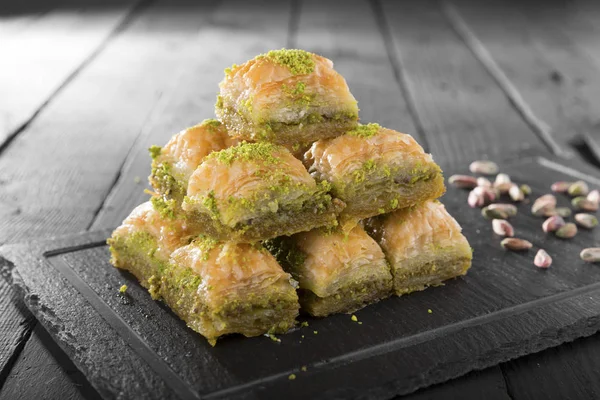 Ahşap masada fındıklı ev yapımı lezzetli fırının yakın plan görüntüsü. Fıstıklı Türk ramazanı Baklava 