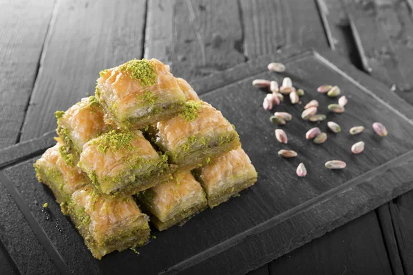 Nahaufnahme Einer Leckeren Hausgemachten Bäckerei Mit Nüssen Auf Einem Holztisch — Stockfoto