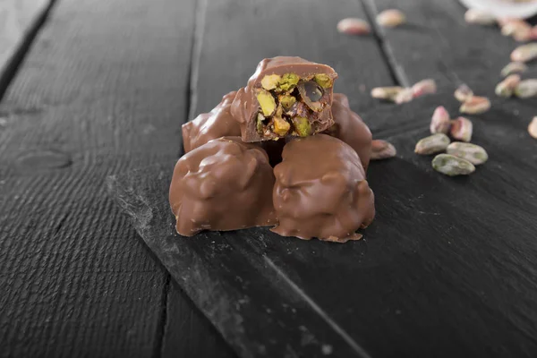 Nahaufnahme Eines Köstlichen Desserts Mit Schokoladenglasur Und Nüssen Auf Einem — Stockfoto