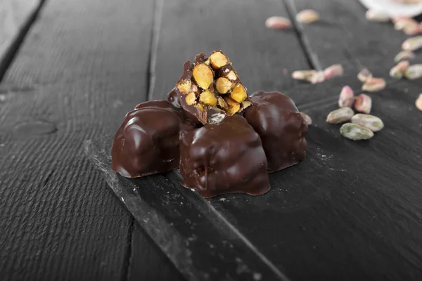 Close Uitzicht Een Heerlijk Dessert Met Chocolade Glazuur Noten Houten — Stockfoto