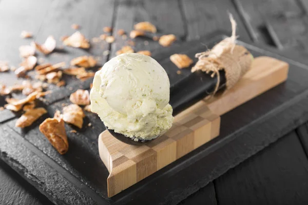 Nahaufnahme Von Gourmet Eis Schaufel Auf Holztisch — Stockfoto