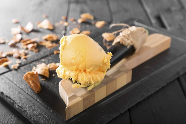 Vista Cerca Delicioso Helado Amarillo Cucharada Mesa Madera — Foto de Stock