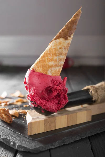 Крупный План Вкусного Мороженого Вафельным Рожком Совок Деревянном Столе Лицензионные Стоковые Изображения