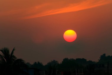 Günbatımı olarak da bilinen gün batımı, Güneş 'in Dünya' nın dönüşünden dolayı ufkun altında günlük kayboluşudur..
