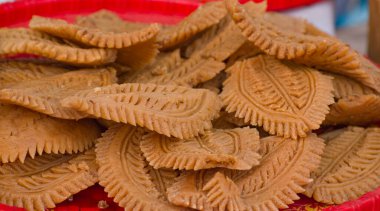 Pitha, Bangladeş, Nepal ve Hindistan 'da, özellikle doğu eyaletleri Assam, Bihar, Jharkhand, Kerala, Odisha, Batı Bengal ve Hindistan' ın kuzeydoğu bölgesinde yaygın bir pirinç keki türüdür..