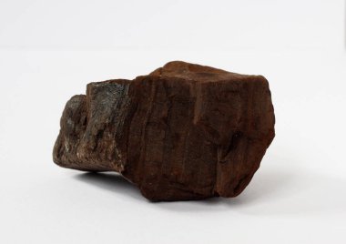 Linyit veya kahverengi kömür maden de en düşük rütbe potansiyel ekonomik kömür, yakıt ve enerji için beyaz arka plan üzerinde kömür fiyatları haberleri piyasaları