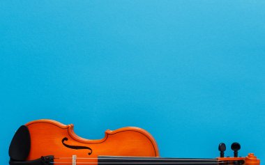 Klasik müzik konser poster metniniz için kopya alanı ile mavi arka plan üzerinde turuncu renk keman ile