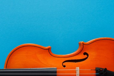 Klasik müzik konser poster metniniz için kopya alanı ile mavi arka plan üzerinde turuncu renk keman ile