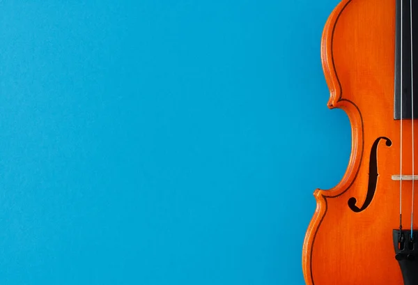 テキストのコピー スペースと青の背景にオレンジ色のヴァイオリンでクラシック音楽のコンサートのポスター — ストック写真