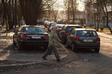 Minsk, Beyaz Rusya - 08 Mart 2019: kaldırım ve bir çim üzerinde park edilmiş park ihlali - siyah Mercedes-Benz otomobil