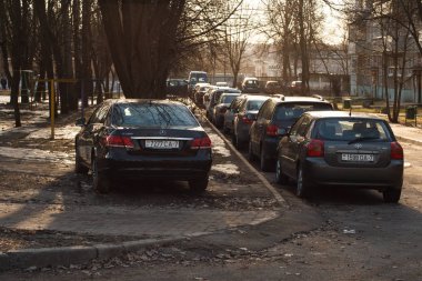 Minsk, Beyaz Rusya - 08 Mart 2019: kaldırım ve bir çim üzerinde park edilmiş park ihlali - siyah Mercedes-Benz otomobil
