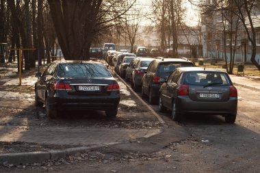 Minsk, Beyaz Rusya - 08 Mart 2019: kaldırım ve bir çim üzerinde park edilmiş park ihlali - siyah Mercedes-Benz otomobil