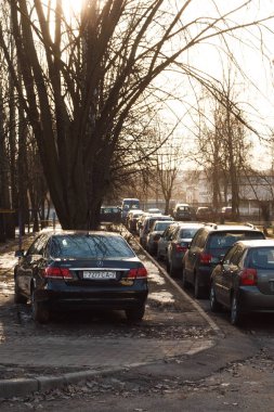 Minsk, Beyaz Rusya - 08 Mart 2019: kaldırım ve bir çim üzerinde park edilmiş park ihlali - siyah Mercedes-Benz otomobil