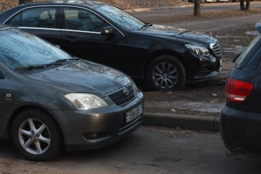 Minsk, Beyaz Rusya - 08 Mart 2019: kaldırım ve bir çim üzerinde park edilmiş park ihlali - siyah Mercedes-Benz otomobil