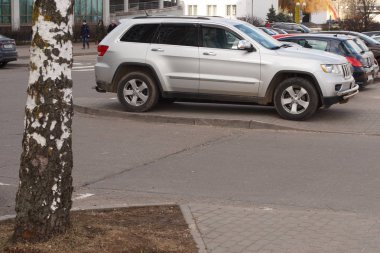 Minsk, Beyaz Rusya - 08 Mart 2019: kaldırımda Park park ihlali - gümüş Jeep Grand Cherokee araba