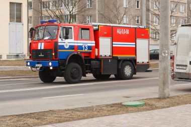Minsk, Beyaz Rusya - 07 Mart 2019: İtfaiye arabası şehir sokak sürüş cesur mürettebat ile