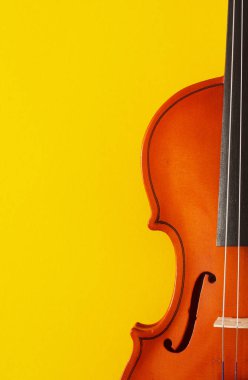 Klasik müzik konser poster metniniz için kopya alanı Sarı zemin üzerine turuncu renk keman ile