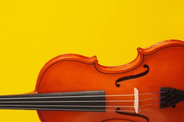 Klasik müzik konser poster metniniz için kopya alanı Sarı zemin üzerine turuncu renk keman ile