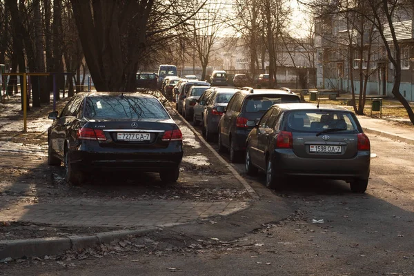 Minsk, Beyaz Rusya - 08 Mart 2019: kaldırım ve bir çim üzerinde park edilmiş park ihlali - siyah Mercedes-Benz otomobil