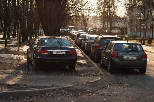 Minsk, Beyaz Rusya - 08 Mart 2019: kaldırım ve bir çim üzerinde park edilmiş park ihlali - siyah Mercedes-Benz otomobil