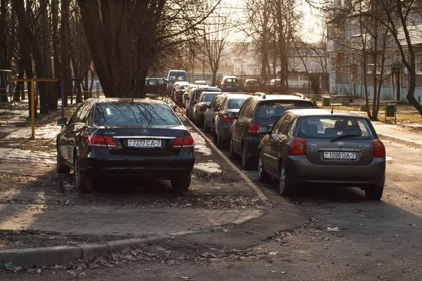 Minsk, Beyaz Rusya - 08 Mart 2019: kaldırım ve bir çim üzerinde park edilmiş park ihlali - siyah Mercedes-Benz otomobil