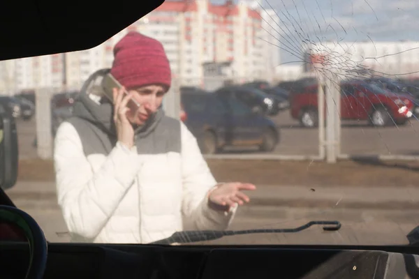 Vuxen Upprörd Driver Ung Kvinna Telefon Framför Bil Krasch Bilolycka — Stockfoto