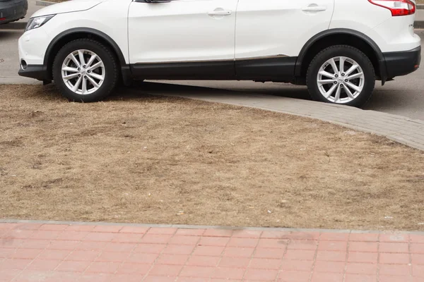 Minsk, Beyaz Rusya - 07 Mart 2019: çimenlerin üzerine Park park ihlali - beyaz jip araba