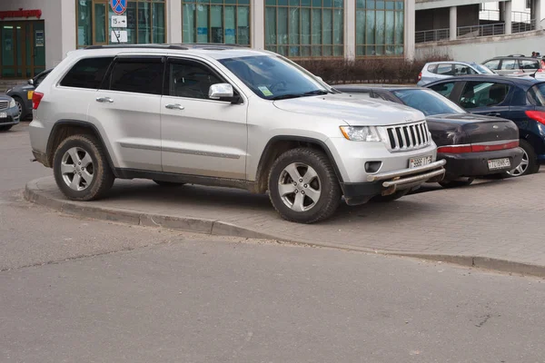 Mińsk Białoruś Marca 2019 Parking Naruszenie Srebrny Jeep Grand Cherokee — Zdjęcie stockowe