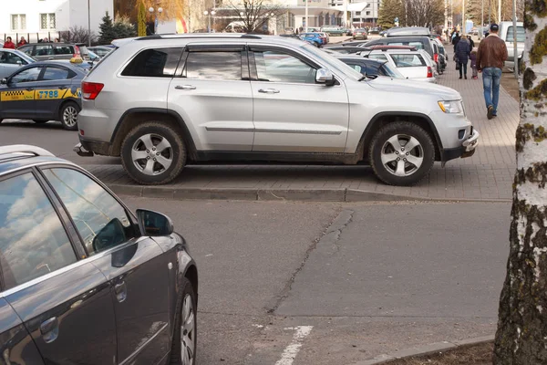 Mińsk Białoruś Marca 2019 Parking Naruszenie Srebrny Jeep Grand Cherokee — Zdjęcie stockowe