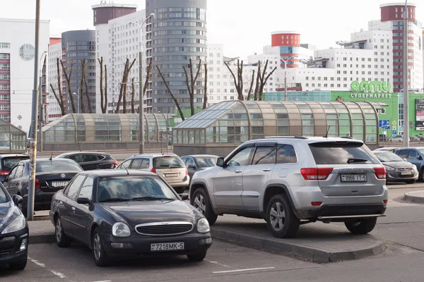 Minsk, Beyaz Rusya - 08 Mart 2019: kaldırımda Park park ihlali - gümüş Jeep Grand Cherokee araba