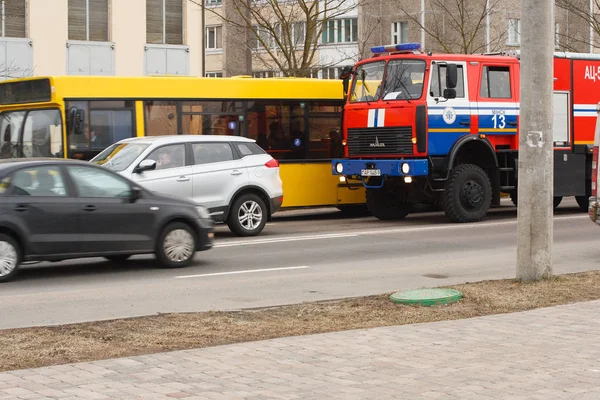 Mińsk Białoruś Marca 2019 Wóz Strażacki Odważny Załogi Miasto Ulica — Zdjęcie stockowe