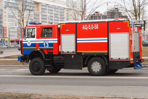 Minsk, Beyaz Rusya - 07 Mart 2019: İtfaiye arabası şehir sokak sürüş cesur mürettebat ile