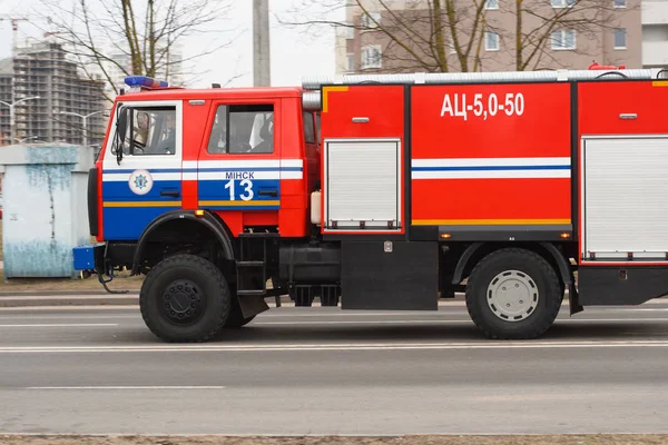 Minsk, Beyaz Rusya - 07 Mart 2019: İtfaiye arabası şehir sokak sürüş cesur mürettebat ile