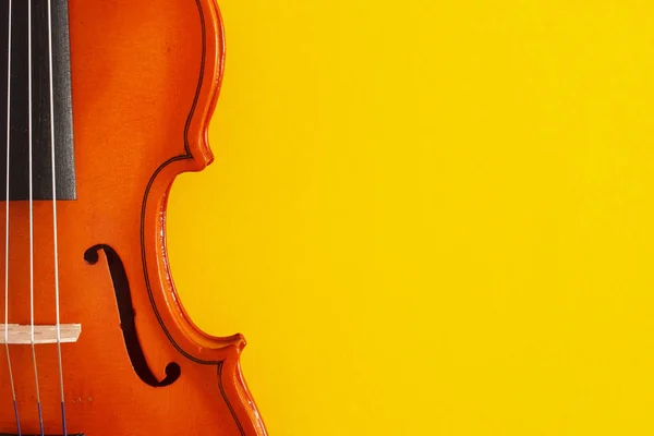 テキストのコピー スペースと黄色の背景にオレンジ色のバイオリンとクラシック音楽のコンサートのポスター — ストック写真