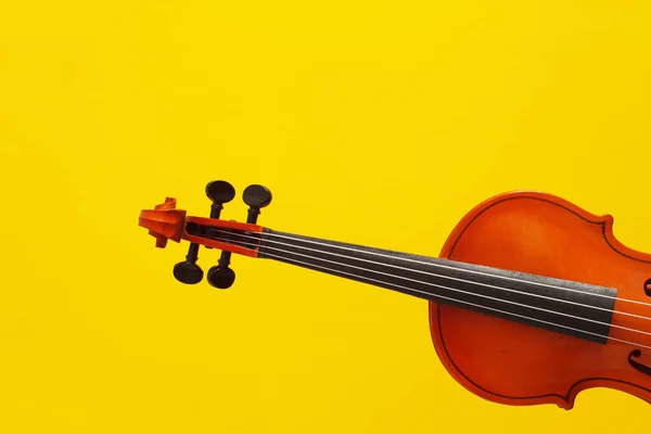 古典音乐会海报与橙色小提琴在黄色背景与复制空间为您的文本 — 图库照片