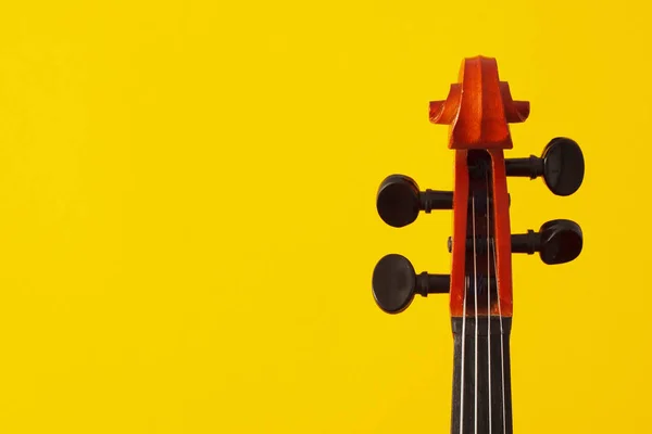 テキストのコピー スペースと黄色の背景にオレンジ色のバイオリンとクラシック音楽のコンサートのポスター — ストック写真